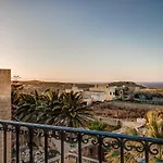 Dar Tas-soru With Private Pool Għasri