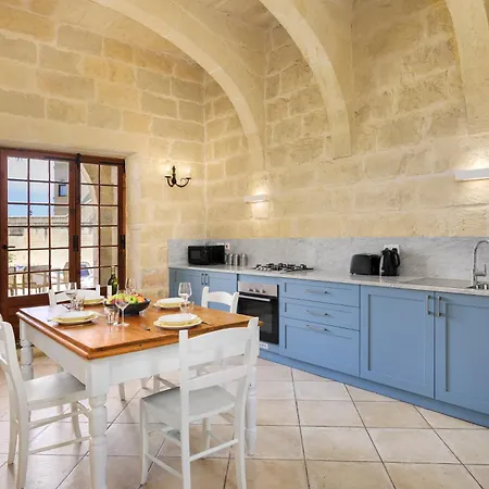 Dar Tas-soru With Private Pool Għasri