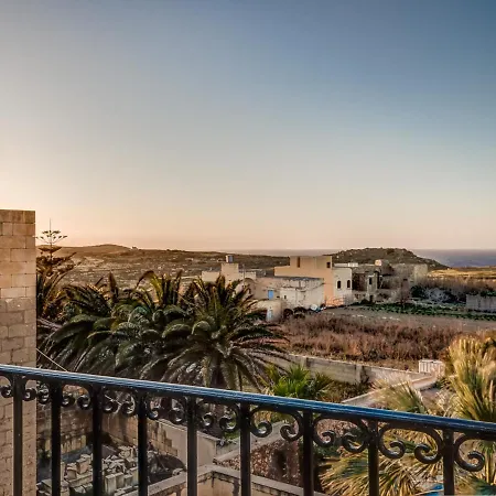 Dar Tas-soru With Private Pool Għasri